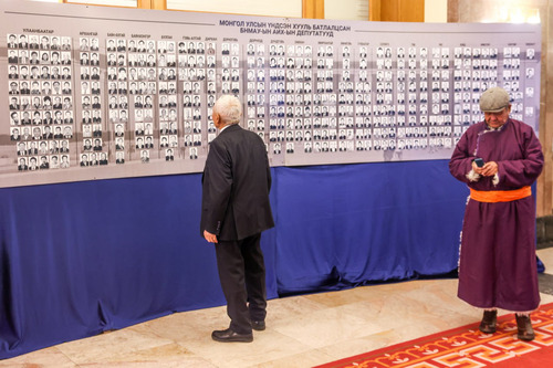 Үндсэн хуулийг хэлэлцэн батлах үеийн архивын түүхэн баримтуудыг эх хувиар нь дэлгэлээ